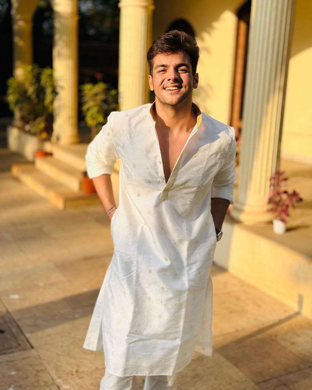 ASHISH CHANCHALANI  WHITE EMBROIDERED KURTA PAJAMA SET FOR MEN'S