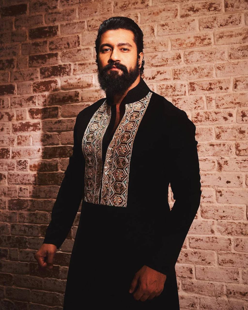VICKY KAUSHAL IN BLACK EMBROIDERD  KURTA PAJAMA SET FOR MEN'S