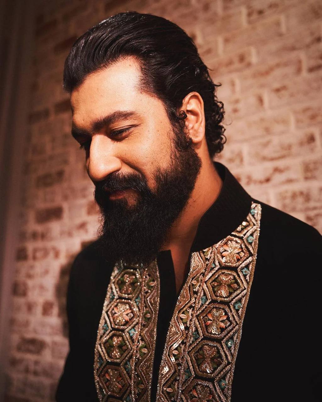 VICKY KAUSHAL IN BLACK EMBROIDERD  KURTA PAJAMA SET FOR MEN'S